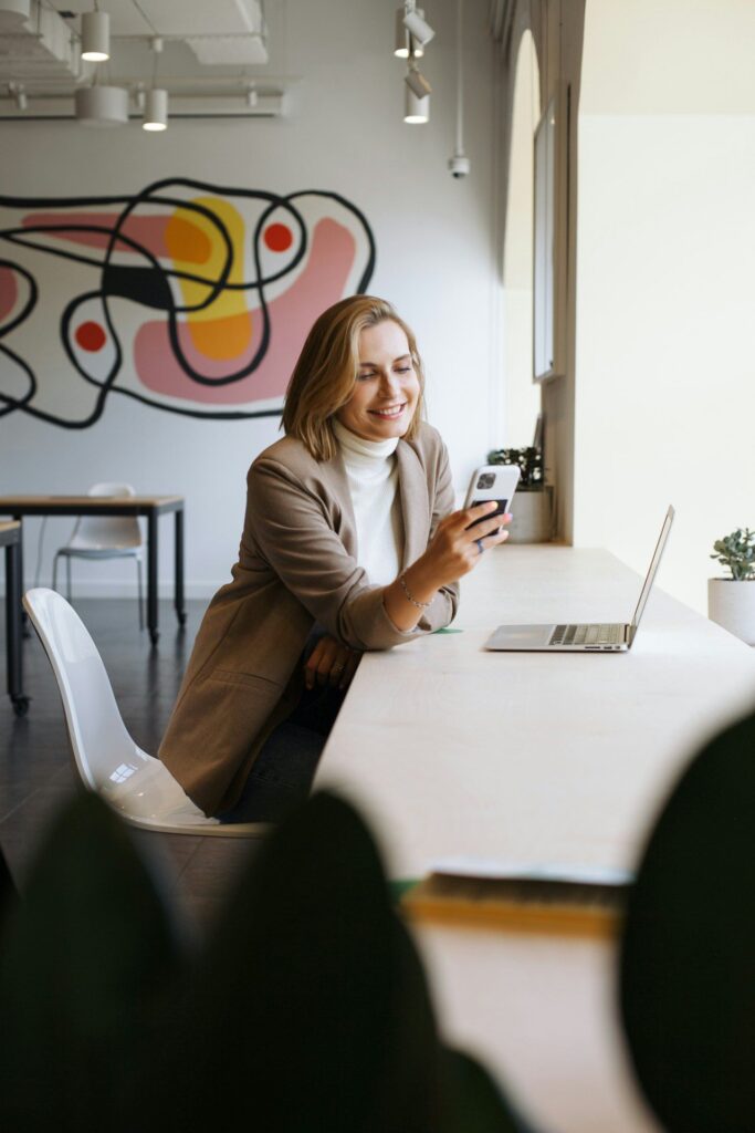Person som arbetar med verksamhetsutveckling och digitalt arbete i organisation